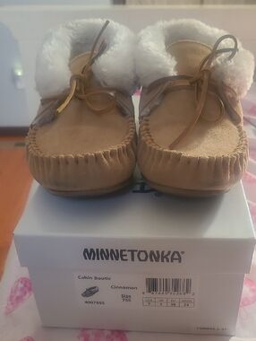 Minnetonka Kids Cinnamon Moccasin Booties with White Faux Fur